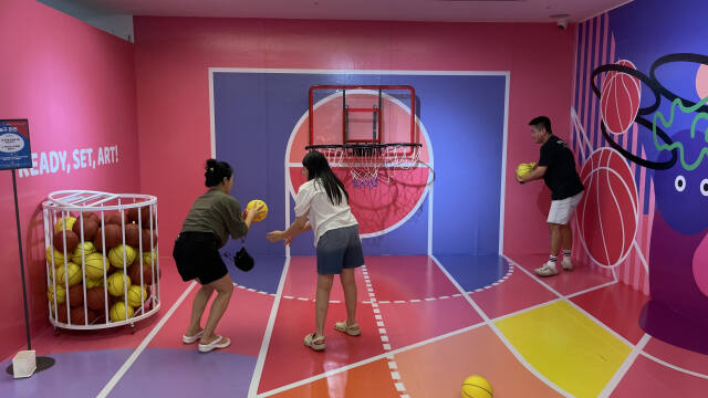 올림픽 인기종목으로 구성된 전시장에서는 저마다의 규칙으로 놀이를 즐길 수 있다. 사진은 농구를 즐기는 가족의 모습. 금유진 기자