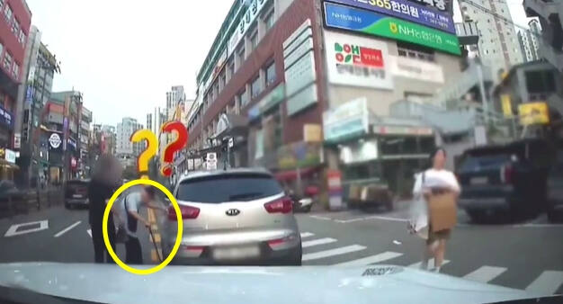 누군가의 도움을 받아 겨우 이동 중인 한 노인이 차량에 탑승해 운전하는 모습이 포착돼 모두를 놀라게 했다. 온라인 커뮤니티 갈무리