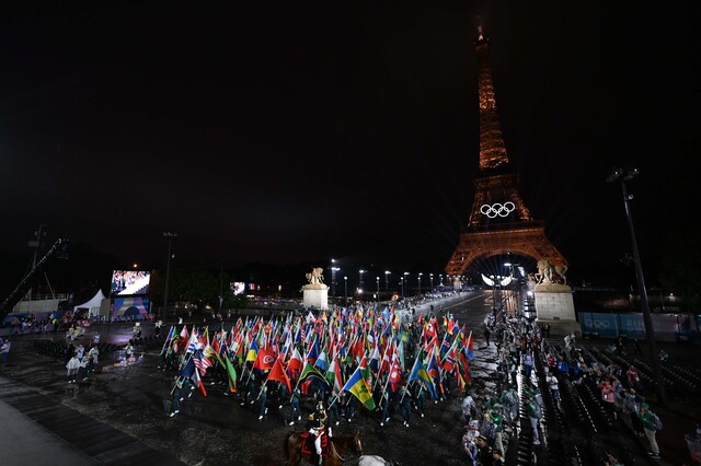 27일(한국시간) 프랑스 파리 트로카데로 광장에서 열린 2024 파리 올림픽 개회식장으로 출전 국가의 국기가 들어서고 있다. 