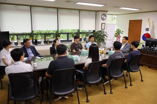 안양시 동안구청은 지난 25일 구청장실에서 친절·적극 행정 추진 직원들을 초대해 격려하는‘동고동락(同苦同樂) 톡톡 소통데이’ 행사를 열었다. 안양시 제공