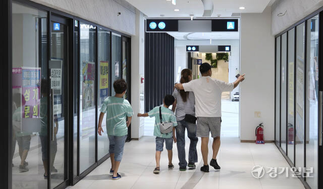 전국적인 중대형 상가 공실률 13.8%, 텅 빈 동탄호수공원 인근 아케이드상가 [포토뉴스]