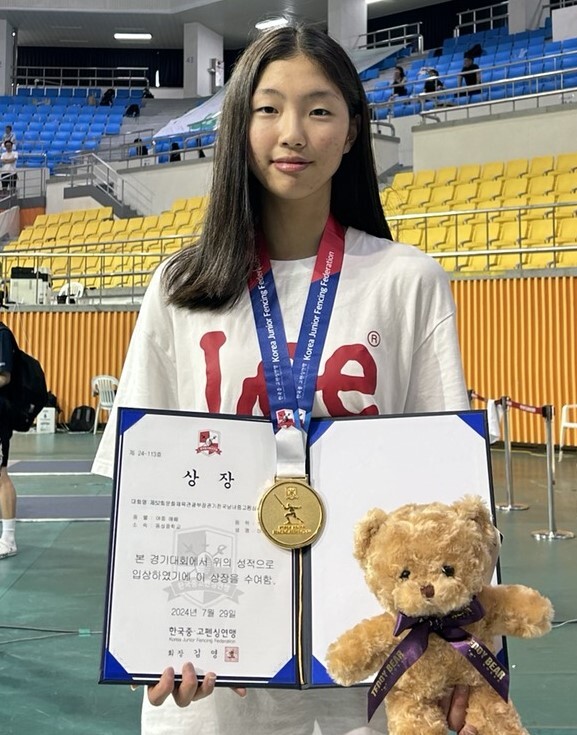 여중부 에페 개인전서 우승한 이래나.동성중 제공