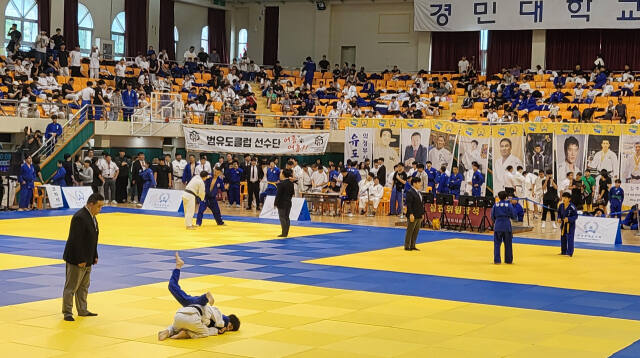 27일 의정부 경민대 기념관에서 ‘제14회 의정부시장기 체육대축전 유도대회’가 열려 1천여 동호인들이 기량을 겨루고 있다.황선학기자
