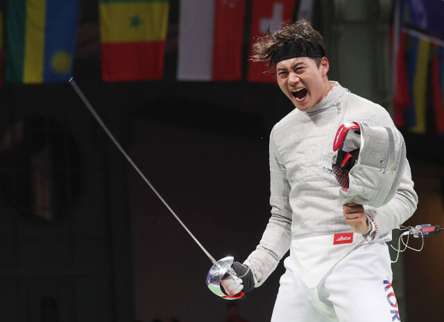 28일(한국시간) 프랑스 파리 그랑 팔레에서 열린 2024 파리 올림픽 펜싱 남자 사브르 개인전서 대한민국 선수단 첫 금메달의 주인공이 된 오상욱이 8강전서 승리한 후 포효하고 있다.연합뉴스
