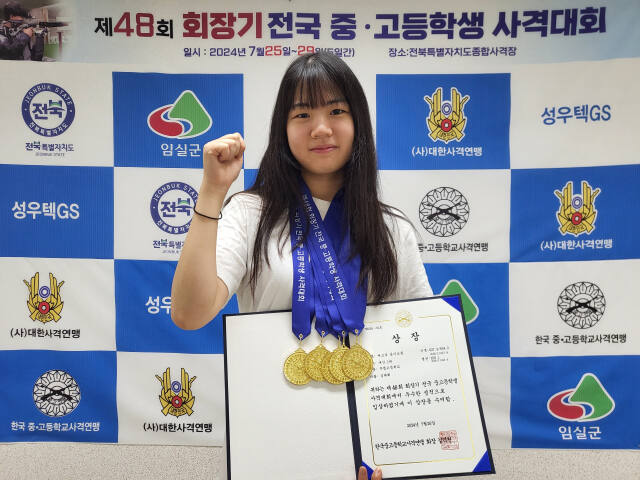 제48회 회장기 전국중·고학생사격대회 여고부 소총 5관왕에 오른 특등 사수 김태희.주엽고 제공