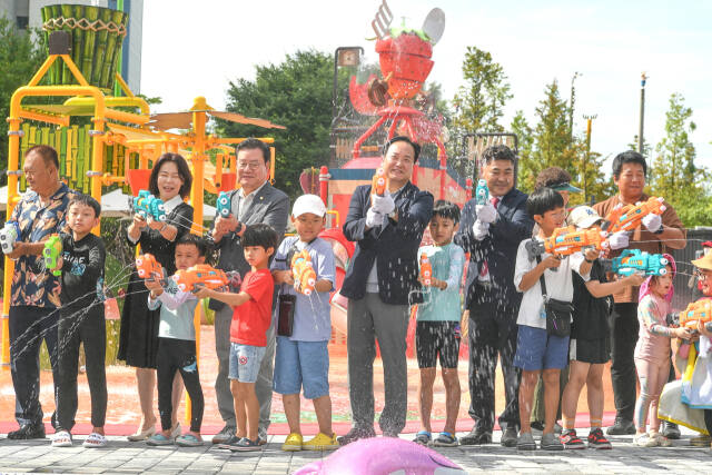 지난 27일 오산시 수청동에서 열린 ‘아래뜰공원 물놀이장 개장식’에서 이권재 오산시장, 이상복 오산시의회 의장, 송진영 오산시의원 등이 어린이와 함께 기념촬영을 하고 있다. 오산시 제공