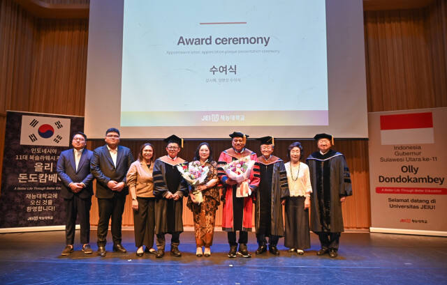 재능대학교가 올리 돈도캄베이(Olly Dondokambey) 인도네시아 북슬라웨시 주지사를 명예 석좌교수 임명한 뒤 기념촬영을 하고 있다. 재능대학교 제공