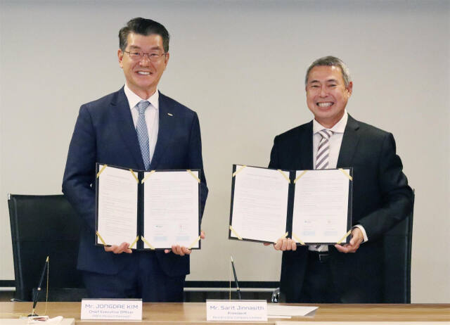 김종대 공항철도 사장 직무대행(왼쪽)과 사릿 진나싯 Asia Era One 사장이 업무협약을 한 뒤 기념사진을 찍고 있다. 공항철도 제공