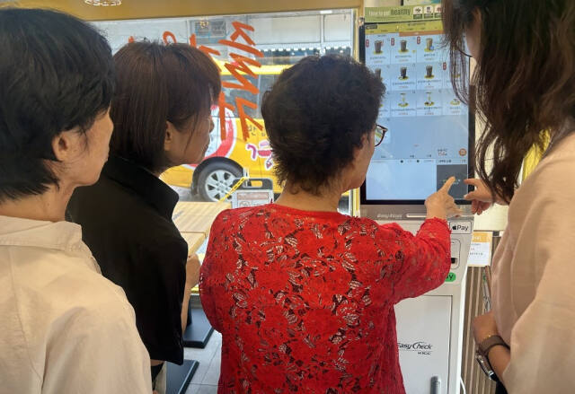 의정부시평생학습원 수강생이 키오스크로 상품을 주문하고 있다. 의정부시평생학습원 제공