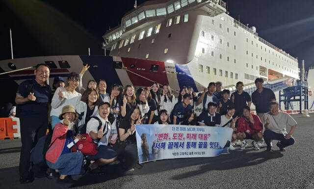 서해 끝단의 인천 옹진군 백령도 백령중,고등학교 학생들이 동해 끝단인 경상북도 울릉군 울릉도를 찾아 관광 인프라 등을 배우는 시간을 마련한다. 백령중고 제공