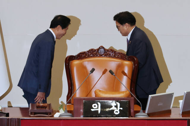 '방송4법' 필리버스터가 사흘연속 계속된 28일 오후 국회 본회의에서 우원식 국회의장과 더불어민주당 소속 이학영 국회부의장이 본회의 사회를 교대하고 있다. 국민의힘 소속 주호영 국회 부의장이 '방송4법' 처리를 위한 국회 본회의 사회를 거부함에 따라 우 의장과 이 부의장은 3시간마다 번갈아 가며 의장석을 지키고 있다. 연합뉴스