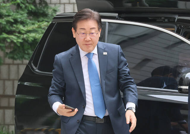 지난 12일 오후 서울중앙지방법원에서 열린 공직선거법 위반 1심 속행 공판에 출석하기 위해 법정으로 향하는 더불어민주당 이재명 전 대표. 연합뉴스