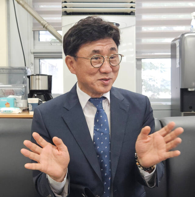 고남석 더불어민주당 신임 인천시당위원장이 다짐과 앞으로의 각오를 밝히고 있다. 박귀빈기자
