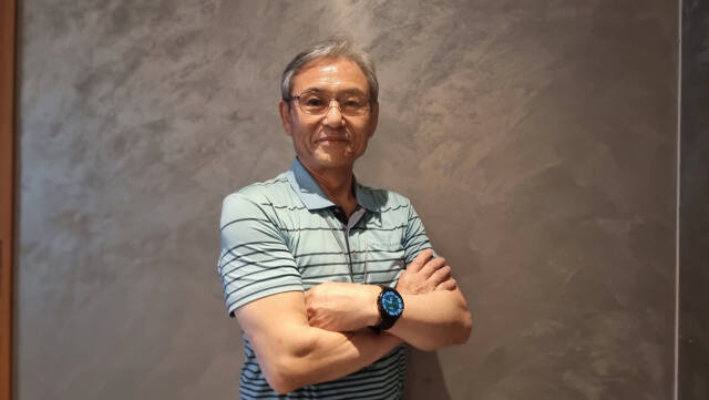 지난 7월 중순 수원의 한 커피숍에서 만난 전경호 서예가(67)가 포즈를 취하고 있다. 그는 자신이 개발한 한글 글자체의 디자인 특허 등록을 마치고 컴퓨터 글꼴(폰트) 제작을 앞두고 있다. 이나경기자