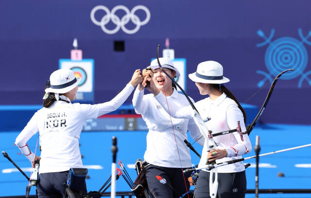 28일(현지시간) 프랑스 파리 레쟁발리드에서 열린 2024 파리올림픽 양궁 여자단체 중국과의 결승에서 승리한 한국 선수들이 환호하고 있다. 연합뉴스