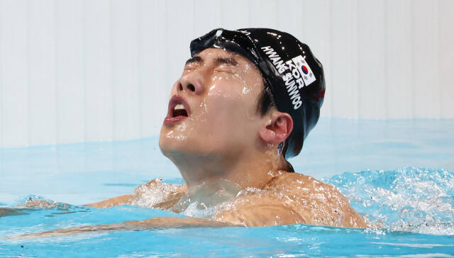 황선우가 29일(한국시간) 파리 라데팡스 아레나에서 열린 2024 파리 올림픽 수영 남자 자유형 200m 준결승에서 레이스를 마친 뒤 아쉬워 하고 있다.연합뉴스