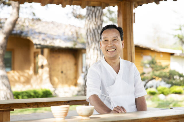 김선식 사기장(경북도 무형문화재)은 300년 세월 동안 내려온 ‘관음요’의 명맥을 이어오고 있다. 그는 최근 전통 장작 가마를 사용하면서도 현대적 기법을 가미하는 생활자기 브랜드 ‘다미’를 설립하고 한국 도예산업의 새 길을 모색하고 있다. 한국다완박물관 제공