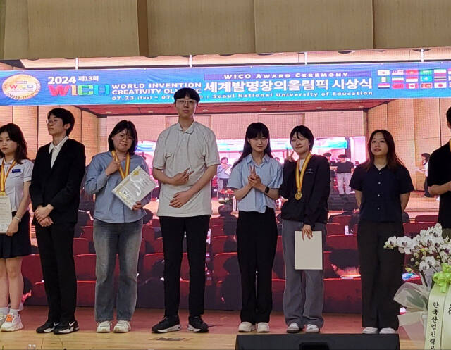 재능대학교 바이오테크과 재학생 연구팀이 ‘제13회 세계발명창의올림픽(WICO)’에 참가, 금메달을 수상한 뒤 기념촬영을 하고 있다. 재능대학교 제공