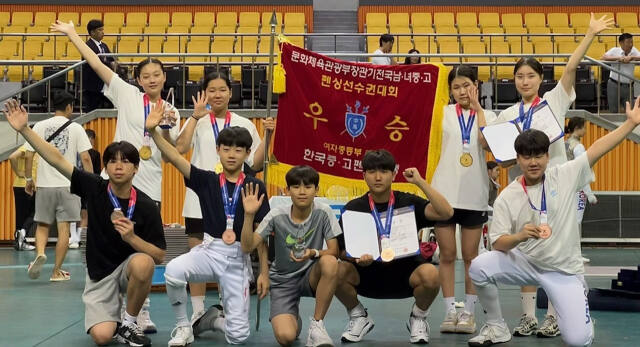 에페 여중부 우승과 남중부 3위에 오른 화성 발안중 선수들이 시상식 후 함께 기념촬영을 하고 있다.발안중 제공