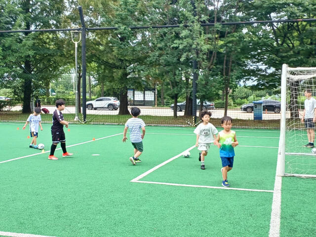 29일 수원특례시 권선구 소재 서수원주민편익시설에서 진행된 ‘여름방학 늘봄공유학교’ 풋살 프로그램의 모습. 수원교육지원청 제공