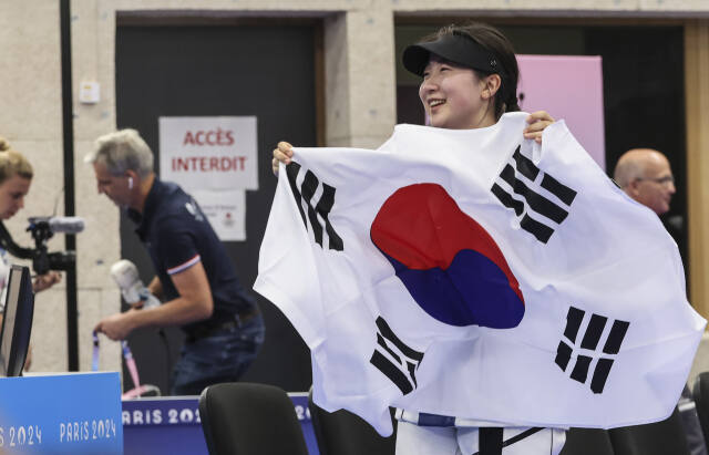 29일(한국시간) 프랑스 샤토루 슈팅 센터에서 열린 2024 파리 올림픽 사격 여자 10m 공기소총 개인전서 금메달을 획득한 반효진이 태극기를 펼쳐 들고 기뻐하고 있다.연합뉴스