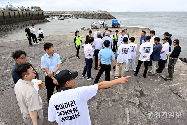 29일 오후 안산시 방아머리항에서 해양수산부 평가단과 시 직원, 어민 등이 ‘국가어항 신규지정 예비대상항 현장평가’를 진행하고 있다. 이날 평가단은 화성시 전곡항·제부항, 김포시 대명항 등에서도 현장평가를 실시했다. 김시범기자