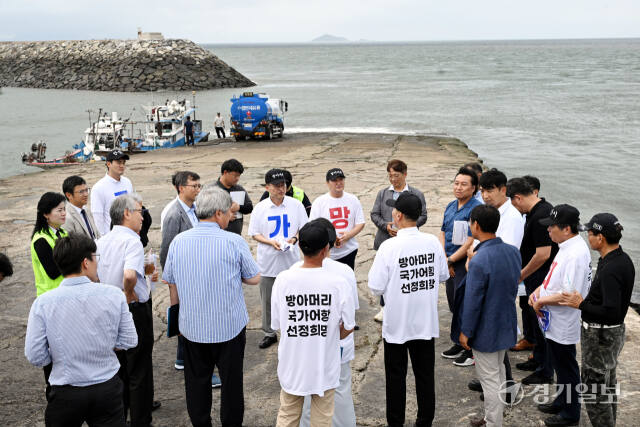 29일 오후 안산시 방아머리항에서 해양수산부 평가단과 시 직원, 어민 등이 ‘국가어항 신규지정 예비대상항 현장평가’를 진행하고 있다. 이날 평가단은 화성시 전곡항·제부항, 김포시 대명항 등에서도 현장평가를 실시했다. 김시범기자