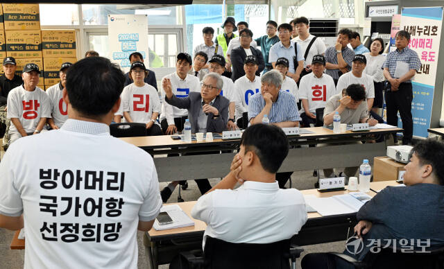 29일 오후 안산시 방아머리항에서 해양수산부 평가단과 시 직원, 어민 등이 ‘국가어항 신규지정 예비대상항 현장평가’를 진행하고 있다. 이날 평가단은 화성시 전곡항·제부항, 김포시 대명항 등에서도 현장평가를 실시했다. 김시범기자
