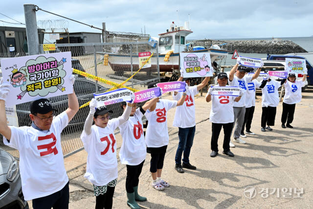 29일 오후 해양수산부 평가단이 ‘국가어항 신규지정 예비대상항 현장평가’를 실시한 안산시 방아머리항에서 어촌계 주민들이 국가어항 지정을 촉구하고 있다. 이날 평가단은 화성시 전곡항·제부항, 김포시 대명항 등에서도 현장평가를 실시했다. 김시범기자