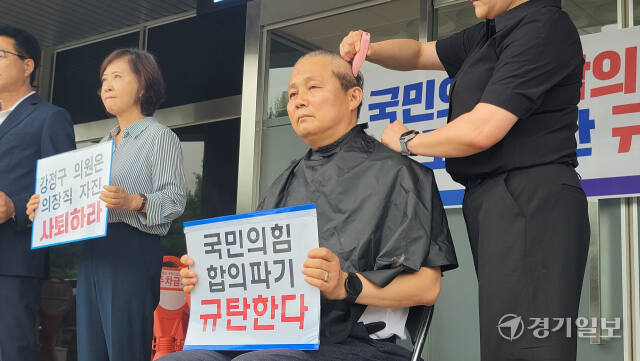 30일 평택시의회 앞에서 이기형 시의회 민주당 대표의원이 삭발하고 있다. 안노연기자