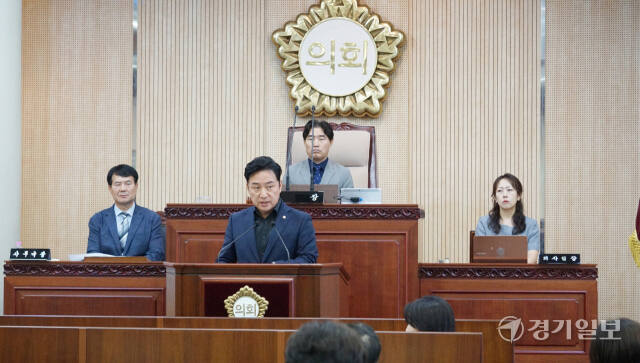30일 열린 고양시의회 제287회 임시회 본회의애서 이철조 의원이 의사진행발언을 하고 있다. 신진욱기자