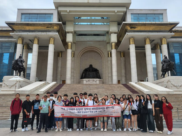 인천 연수구 청소년들로 꾸려진 ‘몽골 칭길테구 탐험대’가 지난 22~26일 4박5일 일정으로 몽골 칭길테구에서 기념촬영을 하고 있다. 연수구 제공