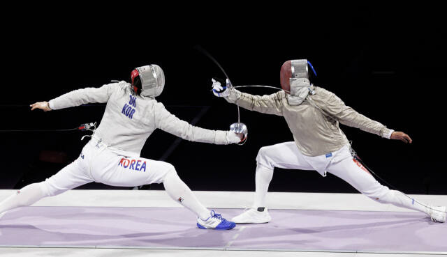 2024 파리 올림픽 남자 사브르 단체전에서 3연패 도전에 나서는 한국 대표팀의 에이스 오상욱(왼쪽). 연합뉴스