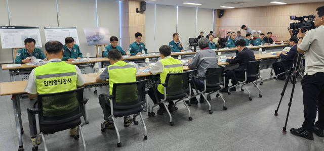 이상민 행정안전부 장관이 30일 인천신항 컨테이너터미널 현장점검에 앞서 관계 기관 담당자들에게 폭염 대비 3대 기본수칙 준수 등을 강조하고 있다. 인천항만공사 제공