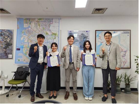인천시가 자원순환센터(소각장) 홍보를 위한 청년 서포터즈 제1기 ‘에코 크리에이터즈’인 정다운씨(31·왼쪽 2번째)와 김선아씨(23)에게 위촉장을 전달하고 기념촬영을 하고 있다. 시 제공