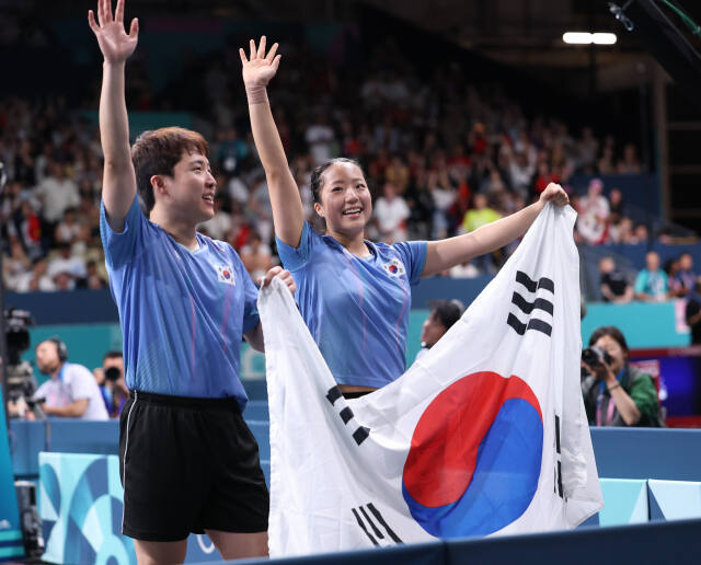 30일(한국시간) 프랑스 파리 사우스 파리 아레나4에서 열린 2024 파리 올림픽 탁구 혼합복식 동메달 결정전에서 홍콩의 웡춘팅·두호이켐에 완승을 거두고 동메달을 획득한 신유빈·임종훈이 태극기를 펼쳐들고 기뻐하고 있다.연합뉴스