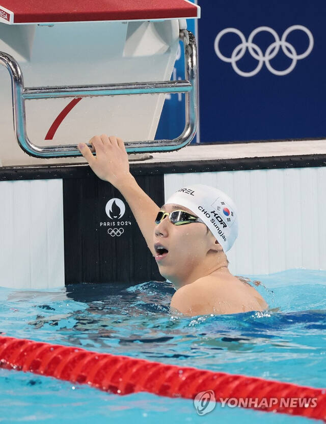 30일(한국시간) 프랑스 파리 라데팡스 아레나에서 열린 2024 파리 올림픽 수영 남자 200m 평영 예선전에서 조성재가 전체 1위로 역영한 뒤 기록을 보고 있다.연합뉴스