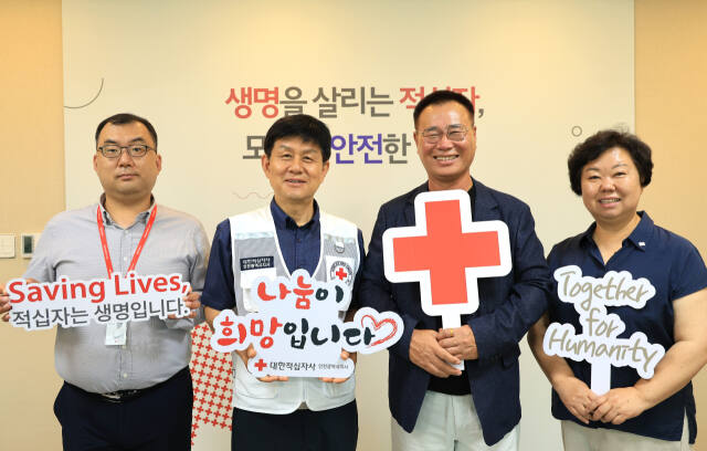 ㈜더필 양회신 대표(오른쪽 두번째)가 대한적십자사 인천지사에 후원금을 전달한 뒤 관계자들과 기념촬영을 하고 있다. 대한적십자사 인천지사 제공