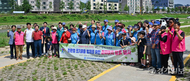 포천시종합운동장 앞 포천천에서 31일 오전 백영현 포천시장, 포천시 환경운동본부, 한국자유총연맹 포천시지회 등 시민들이 기념촬영을 하고 있다. 윤원규기자