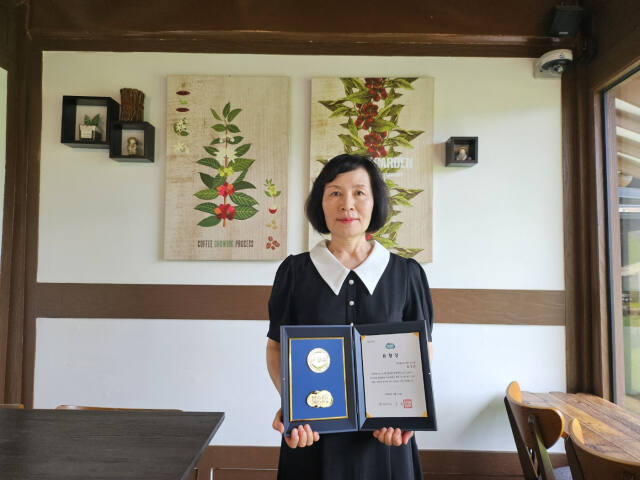 홍성란 포교사가 위기상황에 처한 북한이탈주민을 ‘경기도 긴급복지 콜센터’에 제보한 공로를 인정받아 수여한 경기도지사 표창을 들고 있다. 본인 제공