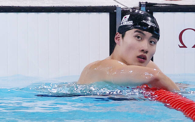 31일(한국시간) 프랑스 파리 라데팡스 아레나에서 열린 2024 파리 올림픽 수영 남자 계영 800m 결승에서 마지막 영자로 나선 황선우가 골인 후 기록을 살피고 있다.연합뉴스