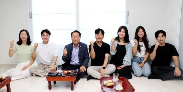 유정복 인천시장이 31일 오후 인천 부평구 십정동의 한 임대주택에서 신혼부부들을 만나 주거 정책을 홍보한 뒤 함께 기념촬영을 하고 있다. 시 제공