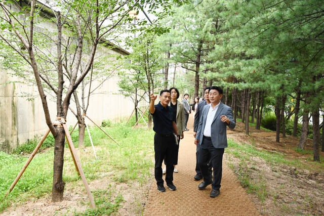 김동근 의정부시장이 31일 용현산업단지 인근 녹지에 조성된 산책길을 점검하고 있다. 의정부시 제공
