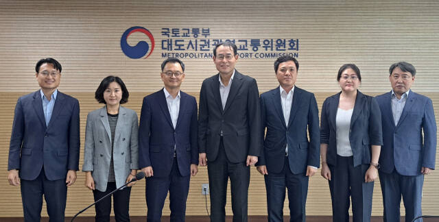 민경선 경기교통공사 사장과 강희업 대도시권광역교통위원회 위원장이 경기도 교통현안을 논의한 뒤 기념촬영하고 있다. 경기교통공사 공