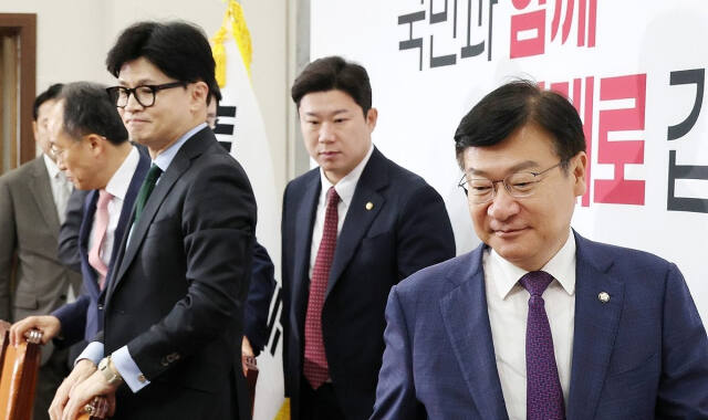 국민의힘 정점식 정책위의장(오른쪽)이 1일 오전 국회에서 열린 최고위원회의에 입장하고 있다. 연합뉴스