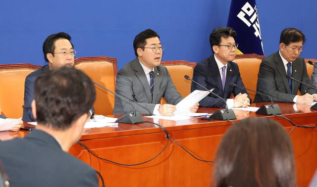 더불어민주당 박찬대 당대표 직무대행 겸 원내대표가 1일 오전 서울 여의도 국회에서 열린 정잭조정회의에서 발언하고 있다. 연합뉴스