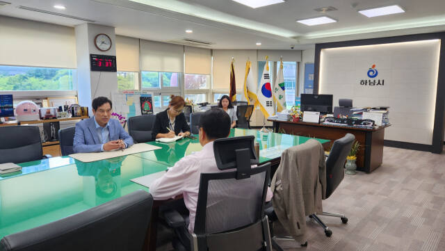 강성삼 하남시의원이 지난달 31일 동서울변전소 주민 현수막을 철거한 것과 관련해 이현재 하남시장을 만난 항의하고 있다. 강성삼 시의원 제공