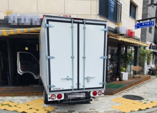 1일 정오께 고양시 덕양구 향동동의 한 사거리에서 경차와 충돌한 1t 트럭이 식당으로 돌진하는 사고가 났다. 식당 제공