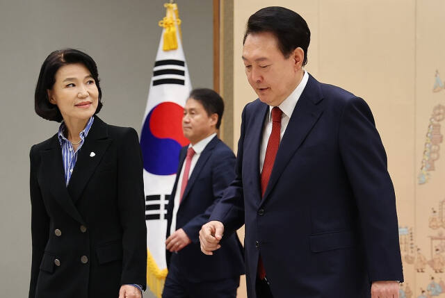 윤석열 대통령이 1일 서울 용산 대통령실 청사에서 이진숙 방송통신위원장에게 임명장을 수여한 뒤 이 위원장과 대화하며 환담장으로 향하고 있다. 연합뉴스