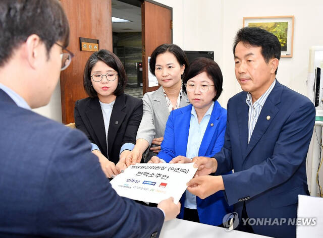 더불어민주당 김현 의원, 조국혁신당 이해민 의원, 진보당 윤종오 의원, 기본소득당 용혜인 의원이 1일 오후 국회 의안과를 방문해 ‘이진숙 방송통신위원장에 대한 탄핵소추안’을 제출하고 있다. 연합뉴스